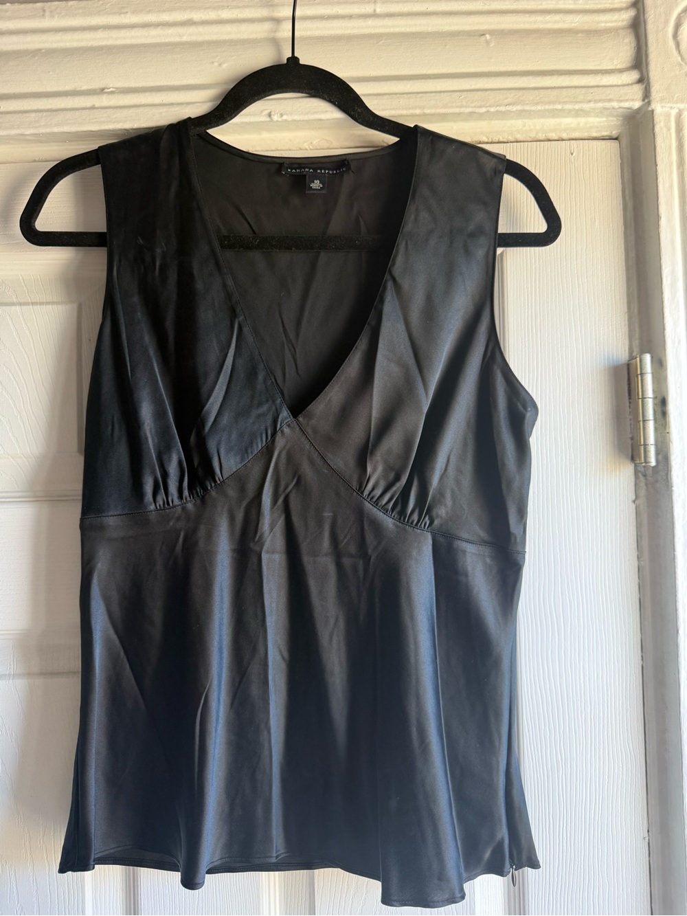Black 100% silk V-Neck Sleeveless Top